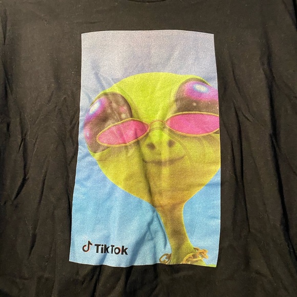 ⚫️ Tik Tok X Tillys graphic tee large - Picture 2 of 5